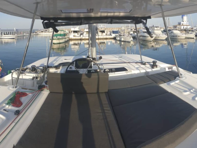 Noleggiare una Lagoon Lagoon 46 a Figari