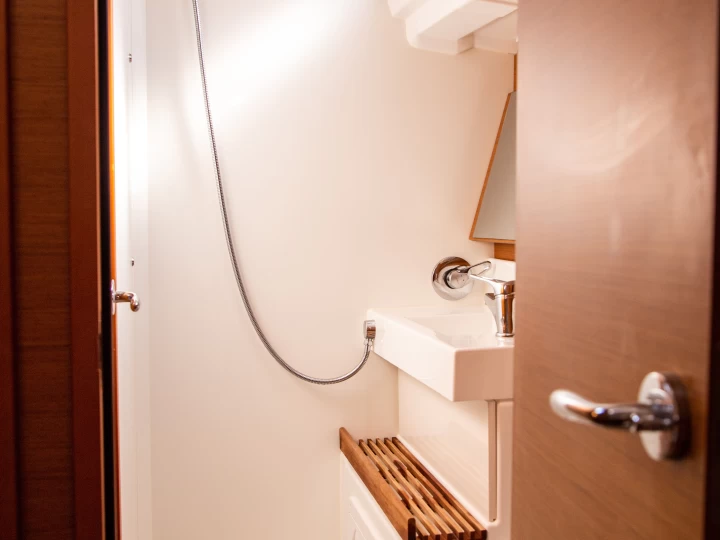 Noleggio Barca a vela Jeanneau con patente nautica