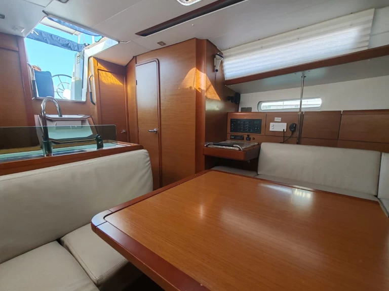 Noleggio Barca a vela Jeanneau con patente nautica