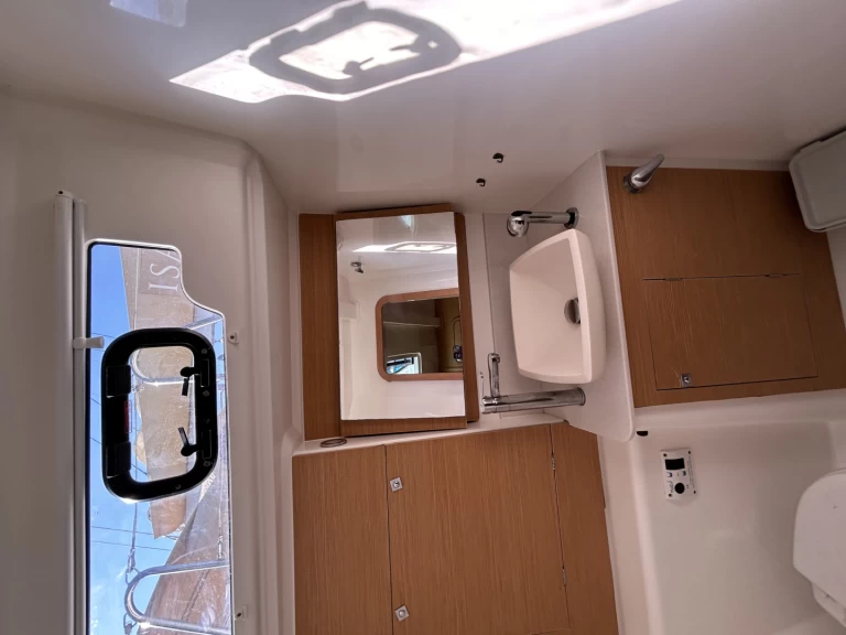 Noleggiare una Dufour Dufour 460 Grand Large a Gouviá