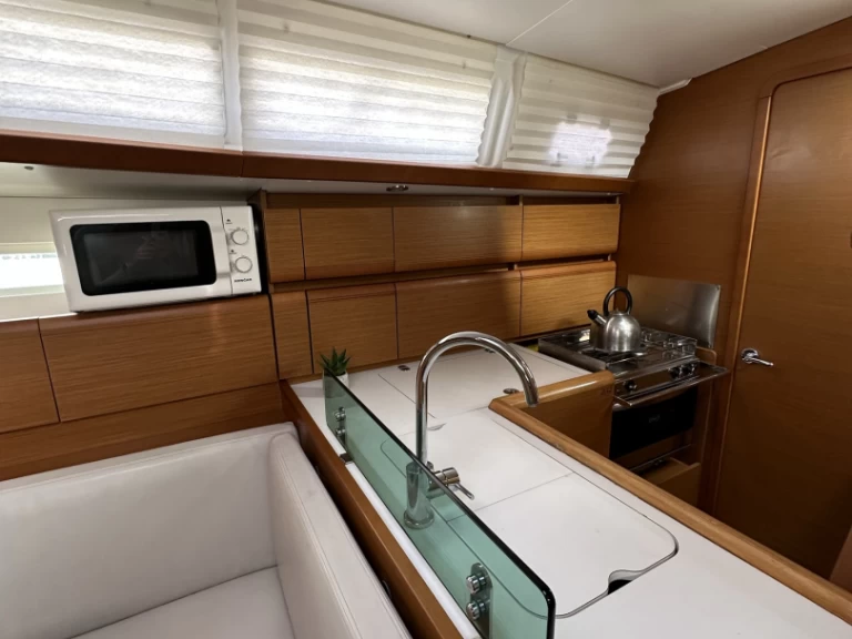 Noleggio Barca a vela Jeanneau con patente nautica