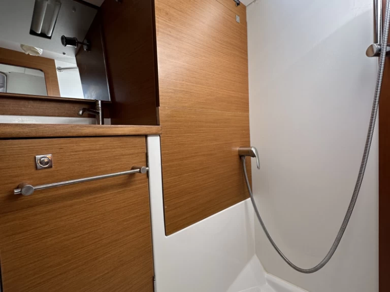 Noleggio Barca a vela Jeanneau con patente nautica