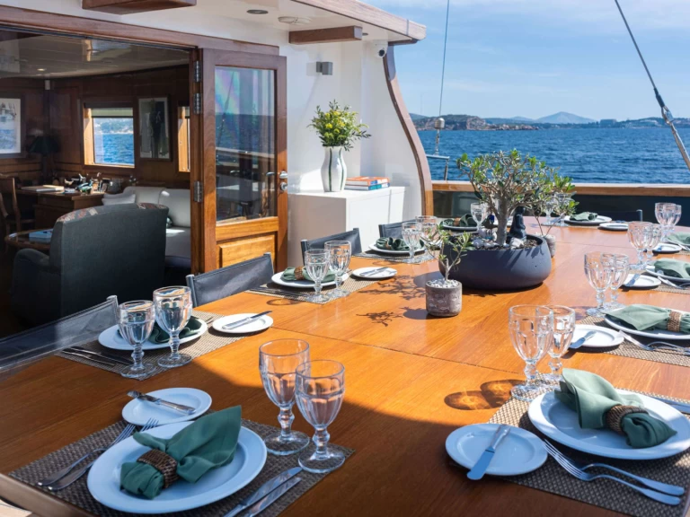 Yacht di lusso a noleggio a Néa Péramos al miglior prezzo