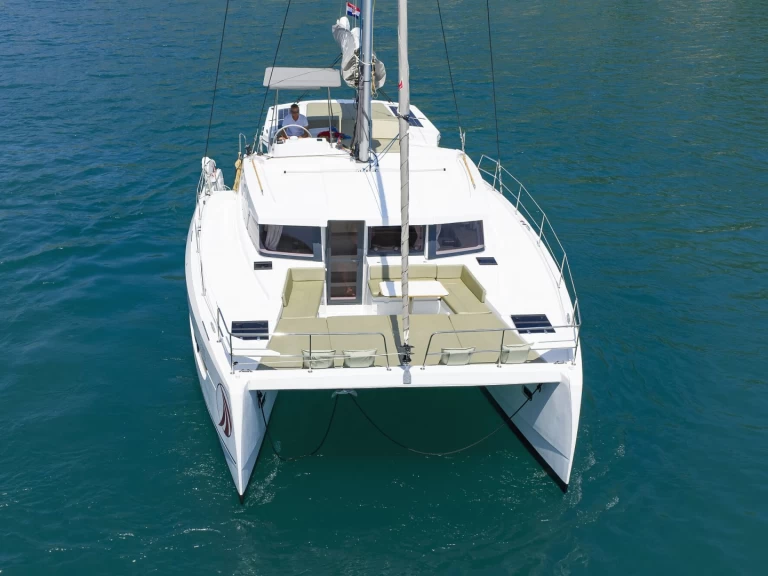 Catamarano a noleggio a Komolac al miglior prezzo