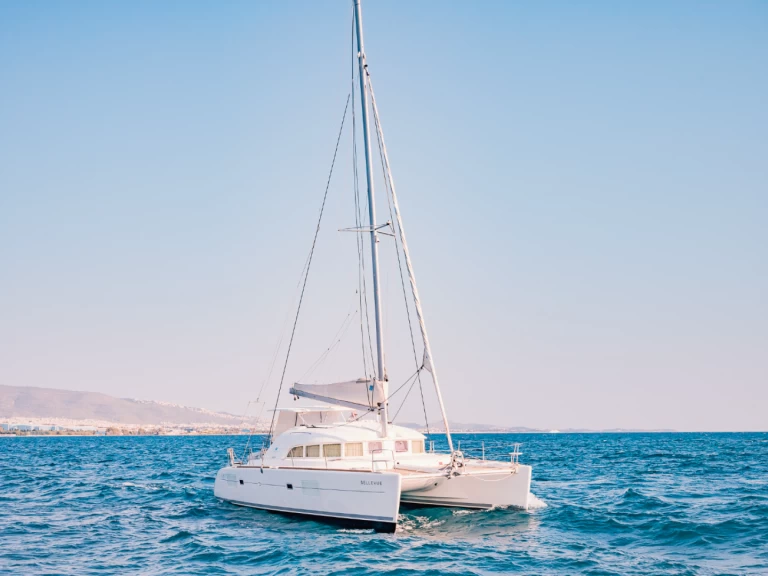 Catamarano a noleggio a Lávrio al miglior prezzo