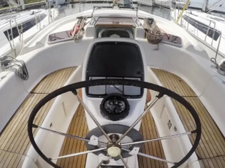 Barca a vela a noleggio a Nikiána al miglior prezzo