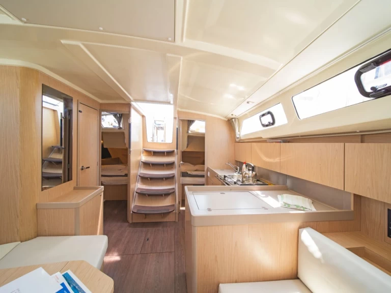 Noleggiare una Bénéteau Oceanis 41.1 a Nikiána