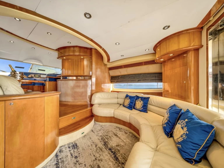 Noleggio Yacht di lusso Aicon con patente nautica