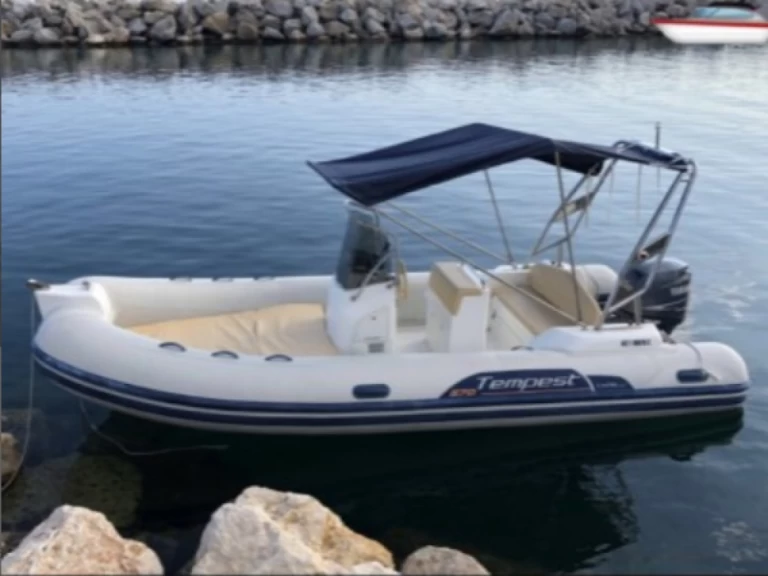 Noleggiare una Capelli Tempest 570 a Propriano