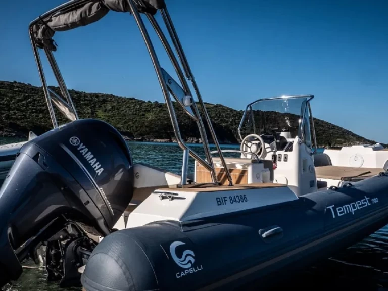 Noleggio a Propriano – Capelli Tempest 700 Sun su SamBoat