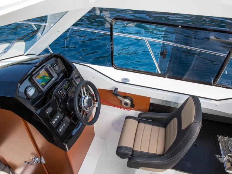 Noleggio Barca a motore Jeanneau con patente nautica