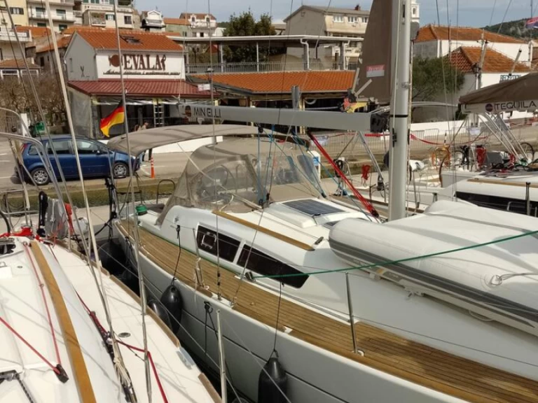 Noleggiare una Jeanneau Sun Odyssey 33i a Gouviá