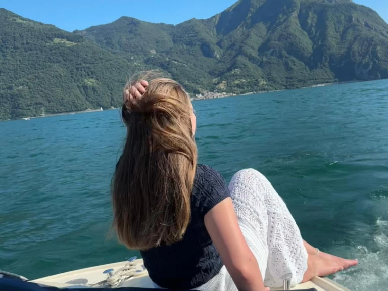 Barca a motore a noleggio a Lovere al miglior prezzo