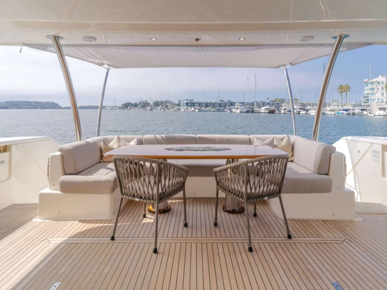 Noleggio barche Ferretti SOL SHINE  a New England su Samboat