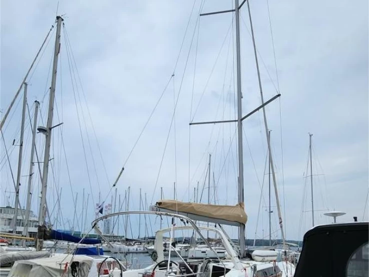 Noleggiare una Bénéteau Oceanis 41.1 a Pola