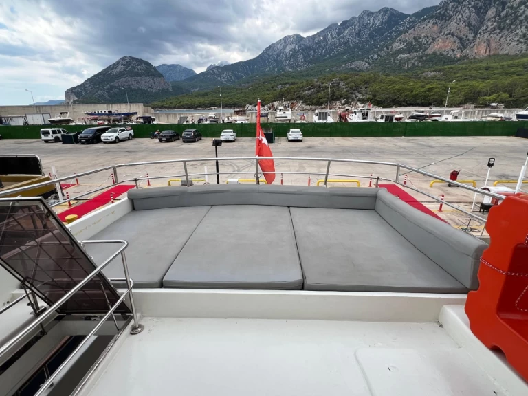 Noleggiare una Custom Made 35 PERSON a Antalya (City)