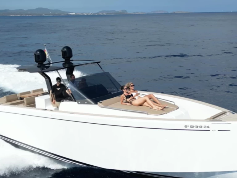 Noleggiare una Planazo 43 a Ibiza Town