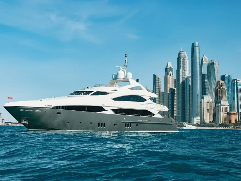 Noleggiare una Azimut Freedom a Dubaï harbour