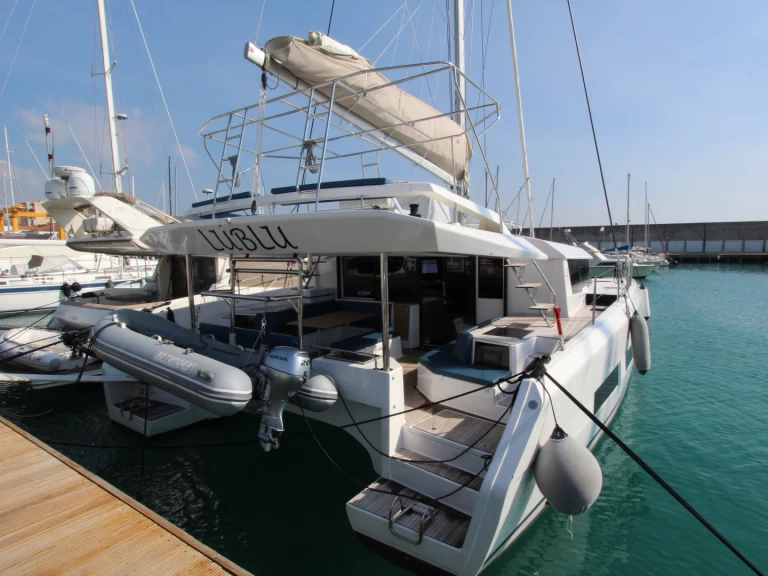 Noleggiare una Dufour Dufour Catamarans 48 Sail a Olbia