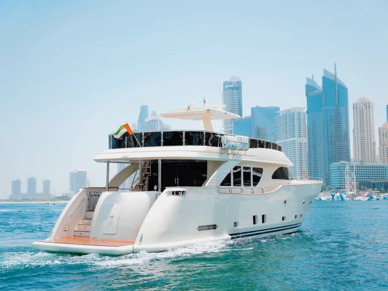 Noleggiare una Azimut Freedom a Dubaï harbour