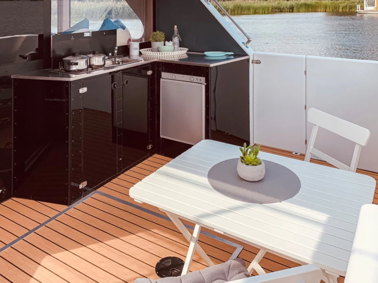 Noleggio Houseboat Luxboot con patente nautica