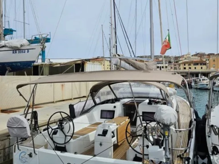 Noleggio Barca a vela Jeanneau con patente nautica