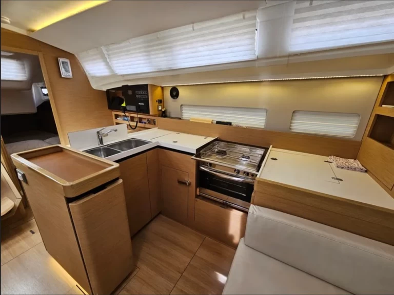 Jeanneau Sun Odyssey 410 da affittare a  San Vincenzo