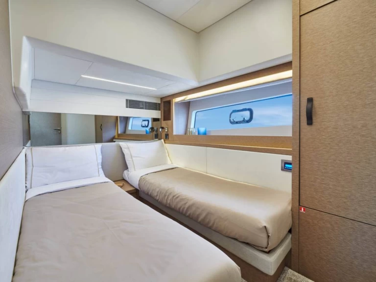 Noleggio Yacht di lusso Jeanneau con patente nautica