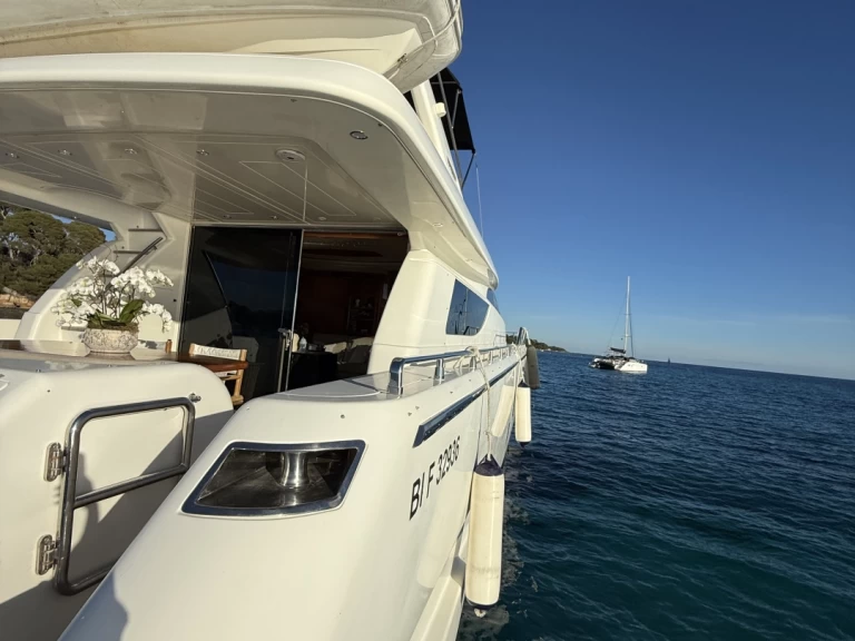 Yacht di lusso a noleggio a Fontvieille al miglior prezzo