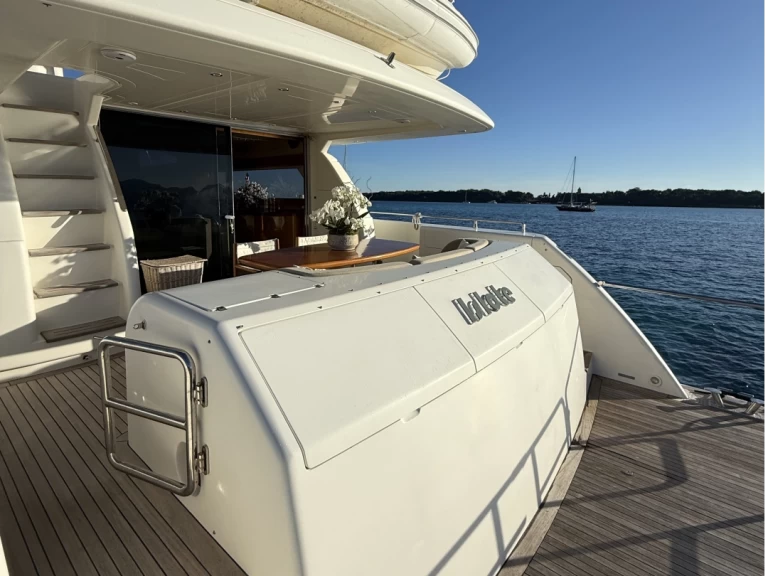 Uniesse 72 Flybridge da affittare a  Fontvieille