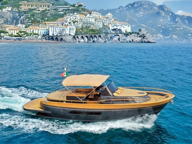 Noleggiare una Esposito Premium 28 a Amalfi