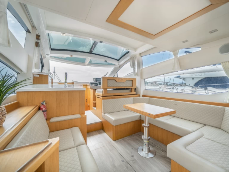 Noleggiare una Galeon Galeon 430 Skydeck a Macarsca