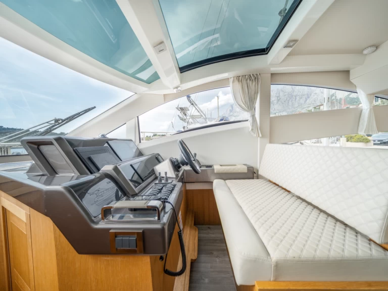 Noleggio barche Macarsca economico Galeon 430 Skydeck