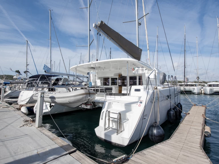 Noleggiare una Lagoon Lagoon 450 F a Lávrio