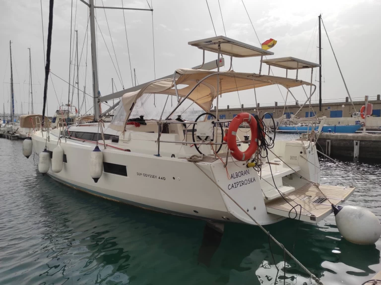 Noleggio Barca a vela Jeanneau con patente nautica