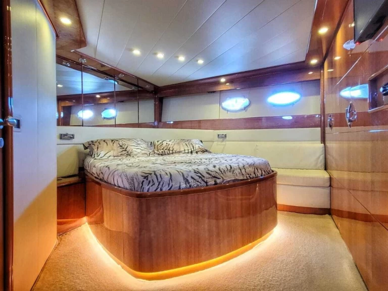 Noleggio Barca a motore Pershing con patente nautica