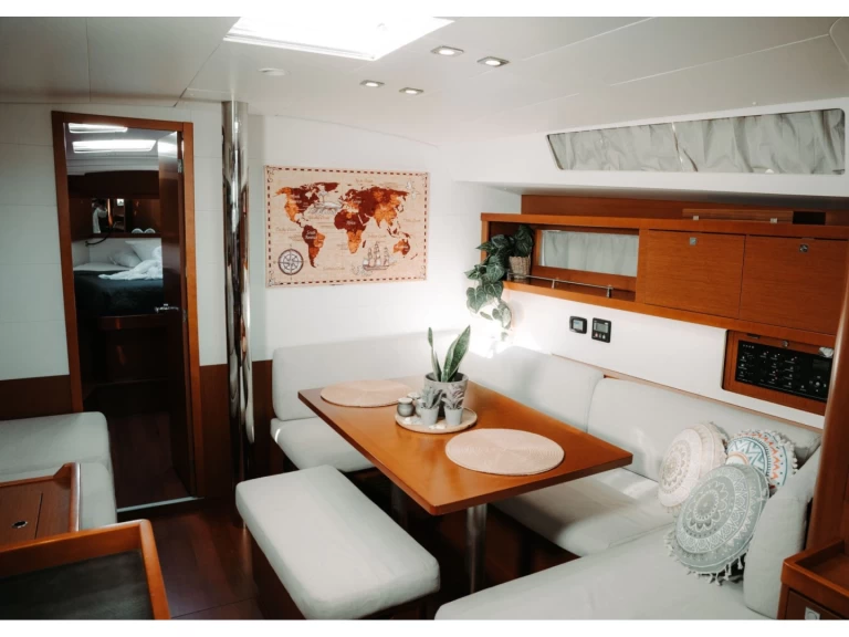 Barca a vela a noleggio a Álimos al miglior prezzo