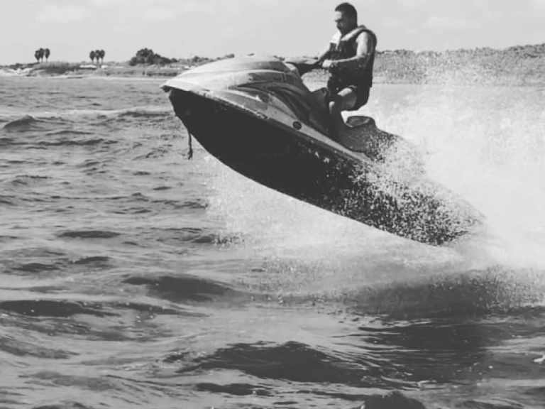 Noleggiare una Yamaha Yamaha VX a Torre Vado