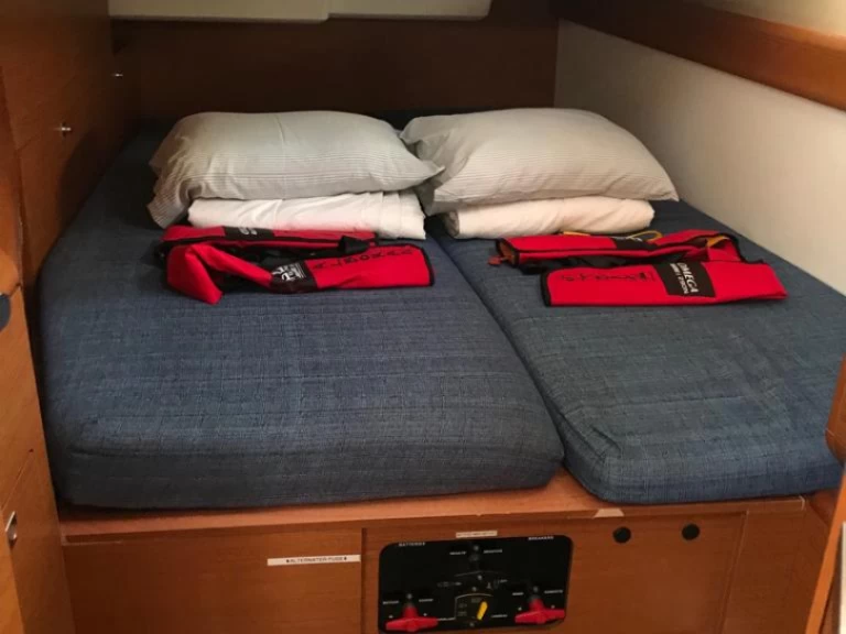 Noleggio Barca a vela Jeanneau con patente nautica