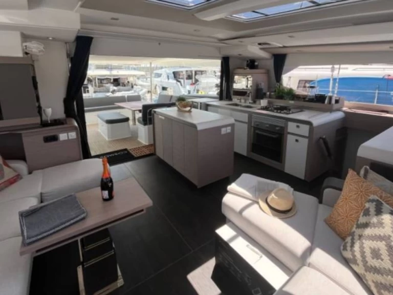 Noleggiare una Fountaine Pajot Aura 51 a Álimos