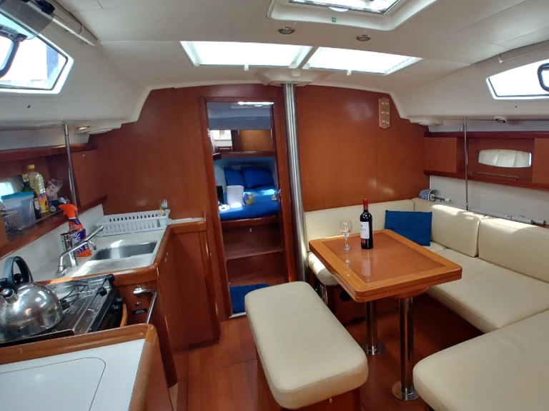 Noleggiare una Bénéteau Oceanis 40 a Zante