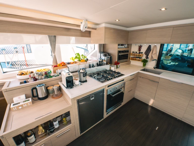 Noleggio Catamarano Lagoon con patente nautica