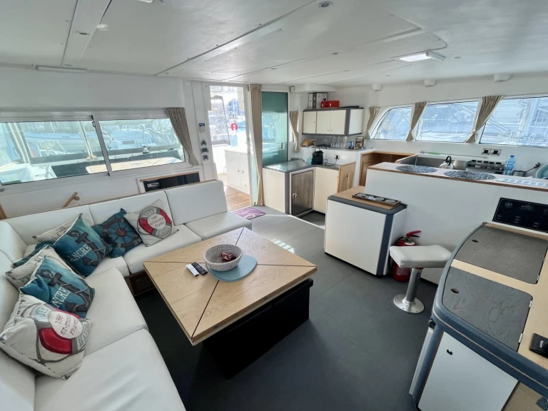 Catamarano a noleggio a Pálairos al miglior prezzo