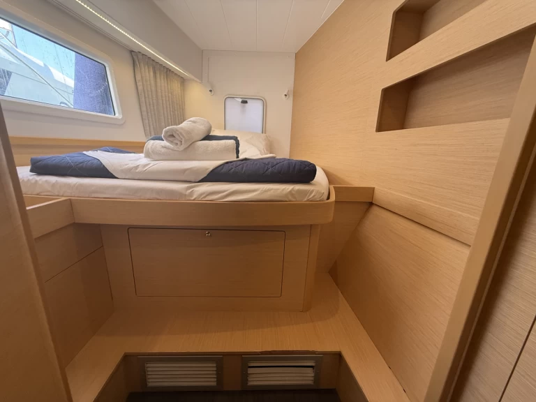 Noleggiare una Lagoon Lagoon 42, 2020,  Air Condition, Generator, Water maker, Solar panel, Only with skipper, 2 SUP offered free a Nikiána