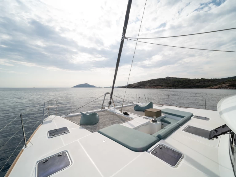 Catamarano a noleggio a Néa Péramos al miglior prezzo