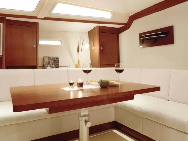 Barca a vela a noleggio a Vlychada al miglior prezzo