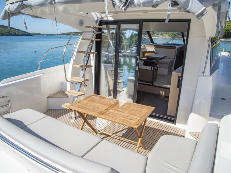Noleggiare una Jeanneau Prestige 420 Fly - 2 cab. a Pola