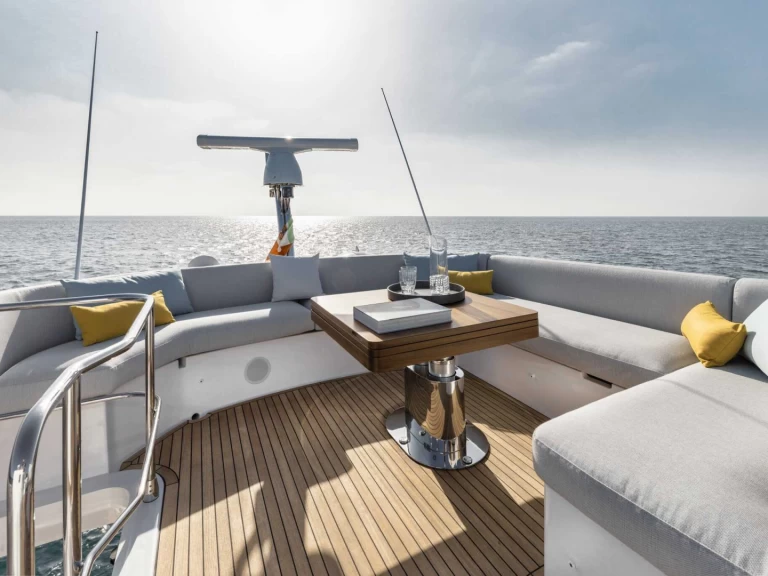 Yacht di lusso a noleggio a Polignano a Mare al miglior prezzo