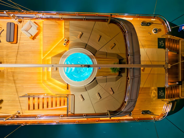  Luxury Motor Sailer M da affittare a  Spalato