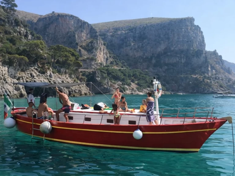 Noleggio Barca a motore con o senza skipper Gozzo a Porto di Torre del Greco